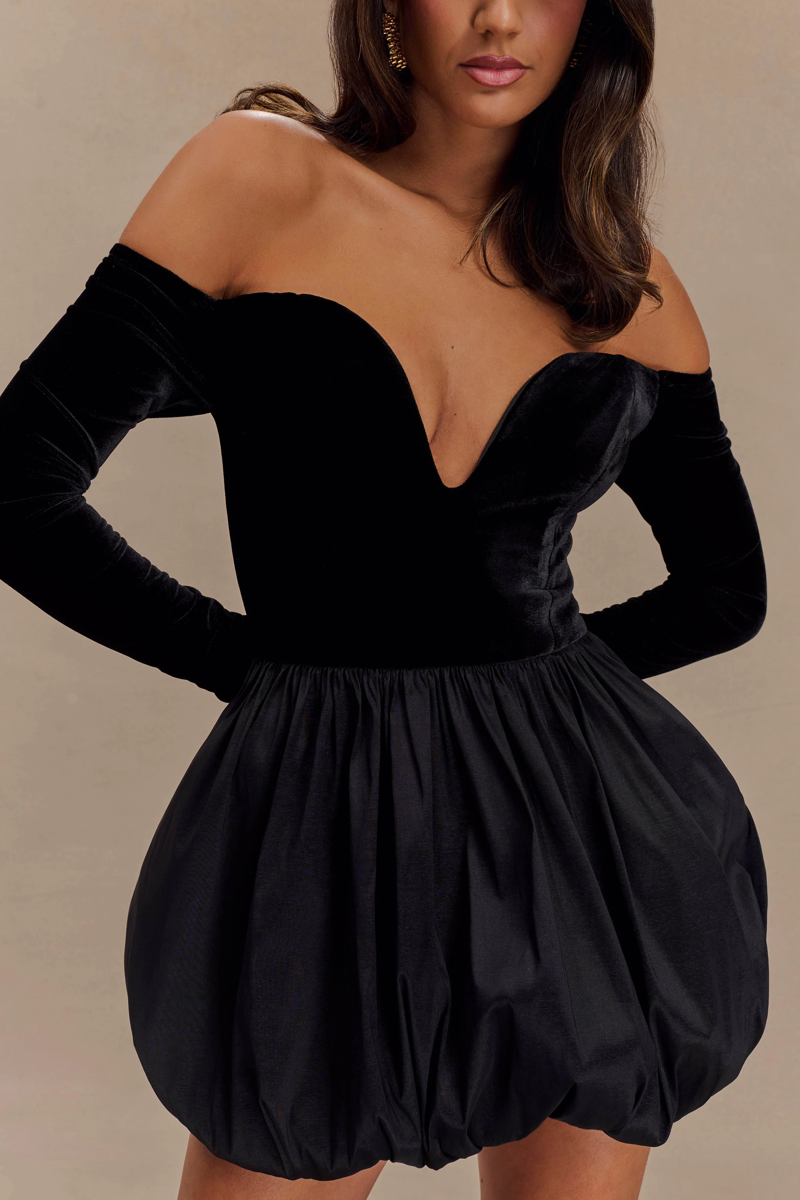 Liv Off Shoulders Velvet Mini Dress - Black - Image 3